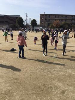 縄跳び練習をしています 岡崎市立矢作南小学校